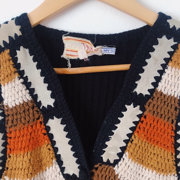 Vintage 70s Suede and Crochet Knit Vest Top / Vintage Crochet Knit Button Up Top - Picture 5 of 9